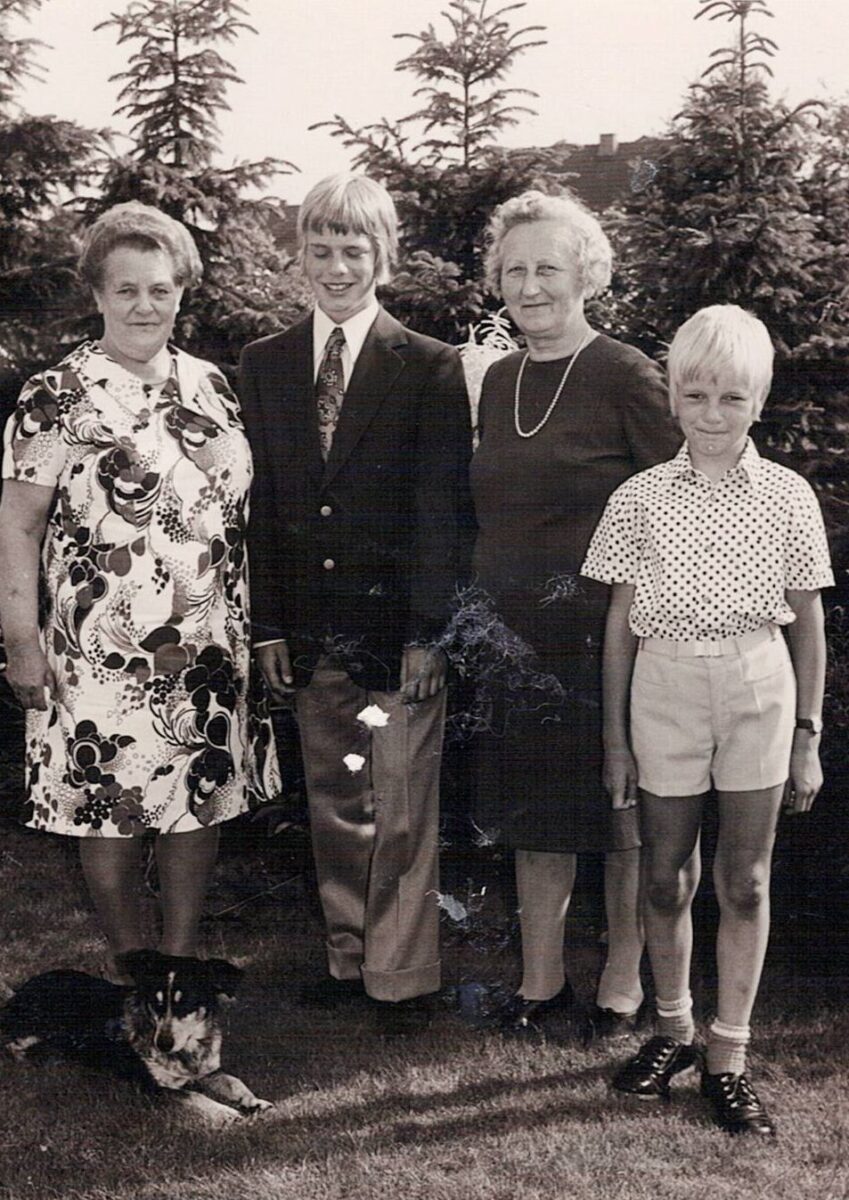 Anläßlich der Konfirmation von Sohn Jügen (mit Krawatte), kam die gesamte Verwandtschaft zusammen. Aus dem Foto von links nach rechts (Adele Grobbin (Mutter von Reinhard), Jürgen, Frieda Nowak (Mutter von Gisela (die damals von der Stasi-Regierung der DDR als Rentnerin die Erlabnis hatte in den Westen zu fahren) und Sohn Hartmut.
